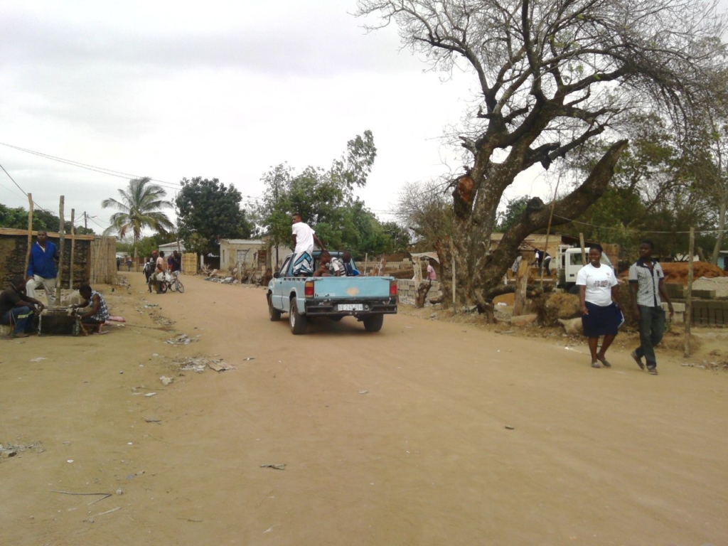 A comunidade de Chókwè acaba de abrir uma nova rua . Foto: DiMSUR